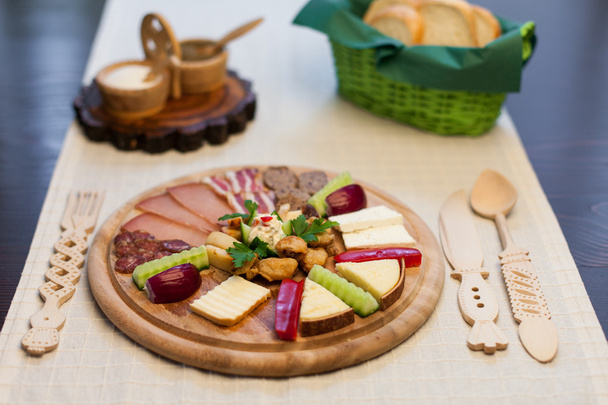 Café da manhã com carne e queijo
 - Foto, Imagem