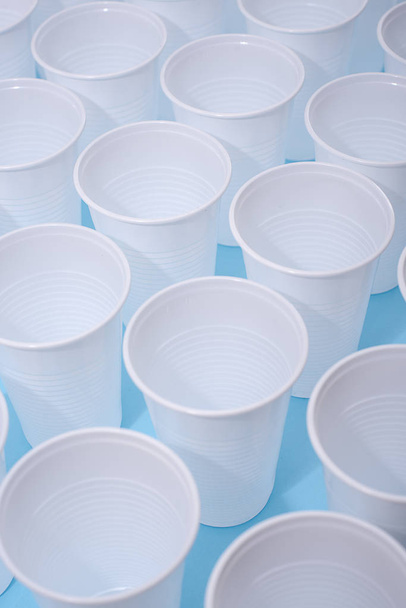 Одноразові пластикові білі порожні чашки
 - Фото, зображення