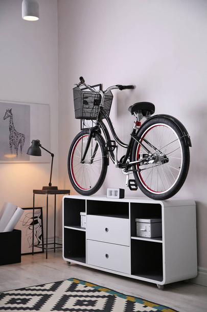Stylish room interior with modern bicycle. Hipster design - Fotoğraf, Görsel