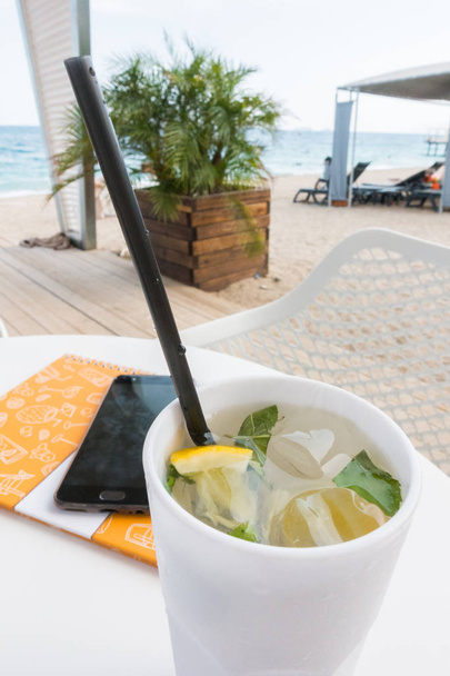 Mojito in a white glass on the beach - Foto, afbeelding