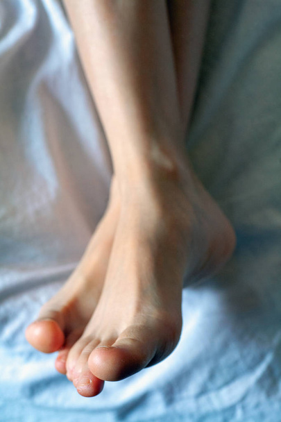 Dedos dos homens, unhas saudáveis dos pés
 - Foto, Imagem