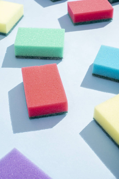 Різнокольорові прямокутні губки для миття посуду
 - Фото, зображення