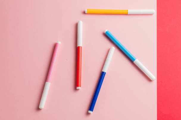 different soft-tip pens lying on the table - 写真・画像