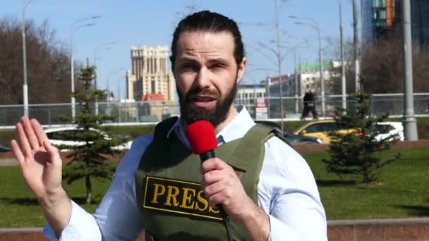 Reporters arm with a microphone wearing a vest - Záběry, video
