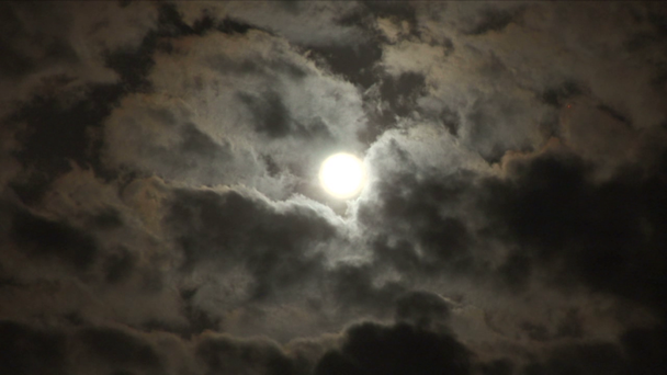 πάροδο του χρόνου, ενός πλήρους φεγγαριού, με σύννεφα - Πλάνα, βίντεο