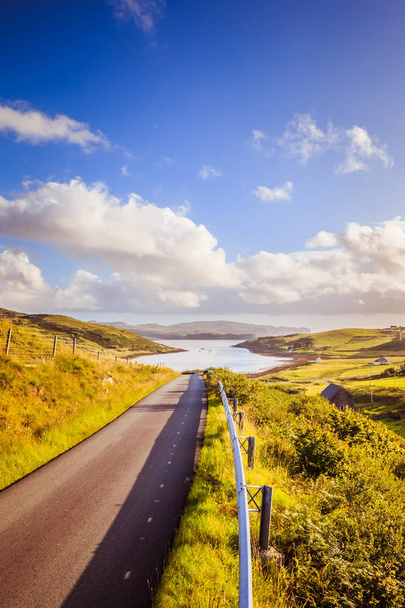 Подорож або пригода: покинута, ідилічна дорога в Шотландії, острів  - Фото, зображення