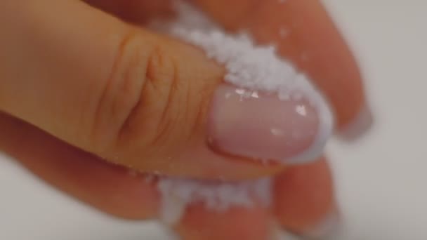 Hand van de Cook cast gooit witte zout kristallen macro, Slow Motion close-up. Vrouwelijke hand giet zout. - Video