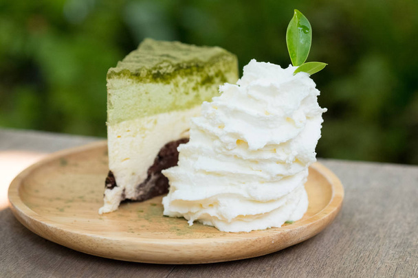 Dolce torta di tè verde matcha e crema detergente decorata da tè l
 - Foto, immagini