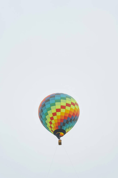 Bunte Heißluftballons vor blauem Himmel. Heißluftballons auf dem Ballonfestival. Ballonfestival in Kasachstan. Nachmittags Ballonfahrt. - Foto, Bild