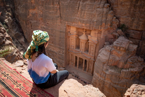 Ασιατική γυναίκα ταξιδιώτης κάθεται στην πέτρα, Ιορδανία - Φωτογραφία, εικόνα
