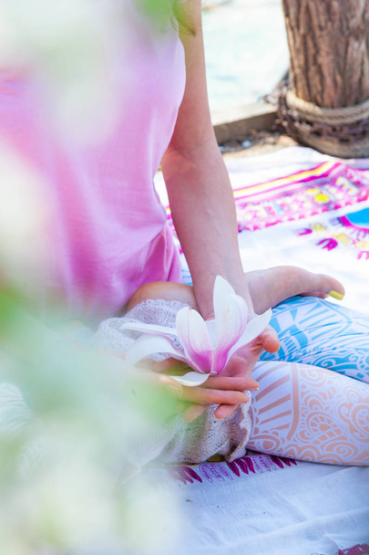 nő jóga meditációs pozícióban szabadban napos tavaszi nyár d - Fotó, kép