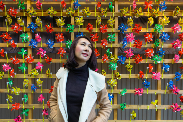 Irene Retrato com fundo colorido spinner vento. No Japão, vimos muitos venda spinner vento em todos os lugares, que representam uma cultura deles
. - Foto, Imagem