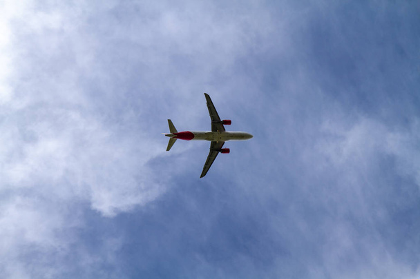 Samolot pasażerski latający na pochmurne niebo - Zdjęcie, obraz