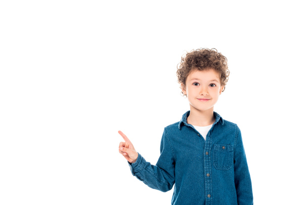 vista frontale del bambino sorridente in camicia di jeans che punta con il dito isolato sul bianco
 - Foto, immagini