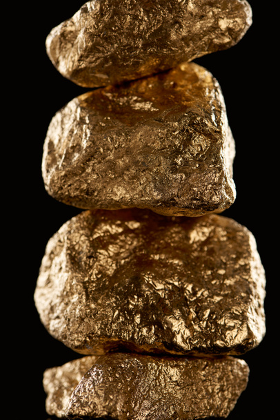 primer plano de oro texturizado piedras brillantes aisladas en negro
 - Foto, Imagen