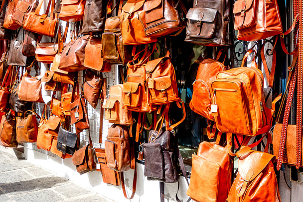 Покупки кожаных сумок ручной работы в Mijas, Andalusia, Costa del Sol, Spain
 - Фото, изображение