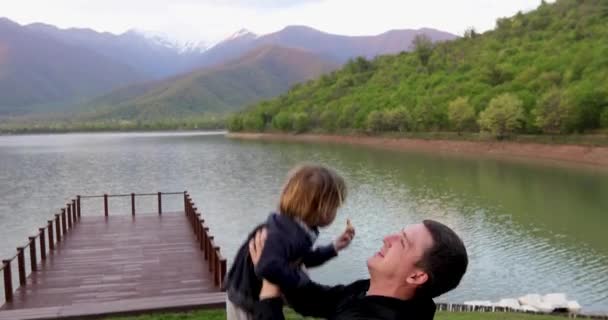 Giovane padre scherzosamente vomitare in aria e prendere il figlio bambino
 - Filmati, video