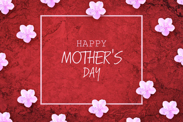 glückliche Muttertagsschrift auf rotem Hintergrund mit schönen Frühlingsblumen. Glückwunsch-Hintergrund. Festkarte - Foto, Bild