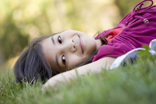 Little girl lying on grass - Foto, Imagem