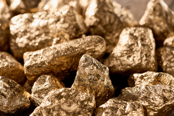 close up view of gold textured shiny stones in daylight - Zdjęcie, obraz