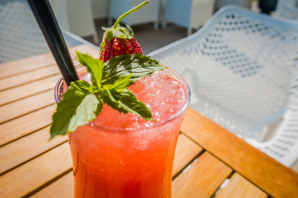 Красивый красный коктейль в кафе на курорте
 - Фото, изображение