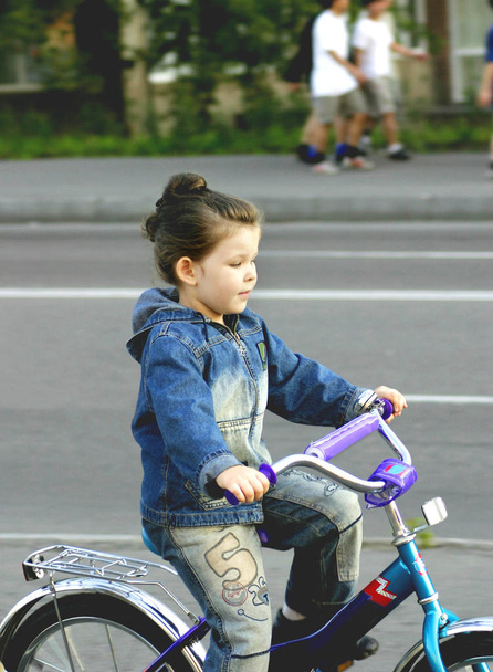 The girl goes on a bicycle - Zdjęcie, obraz
