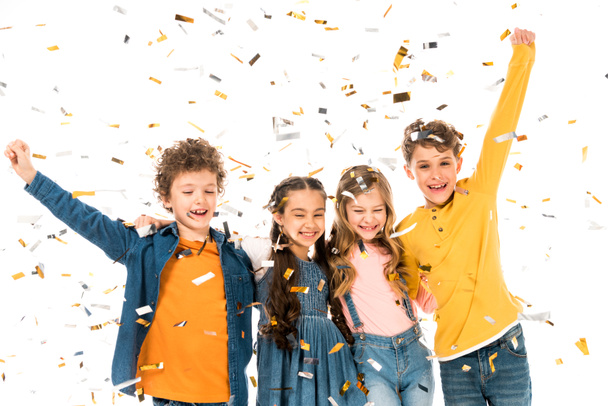 quatre enfants heureux agitant les mains sous confettis isolés sur blanc
 - Photo, image
