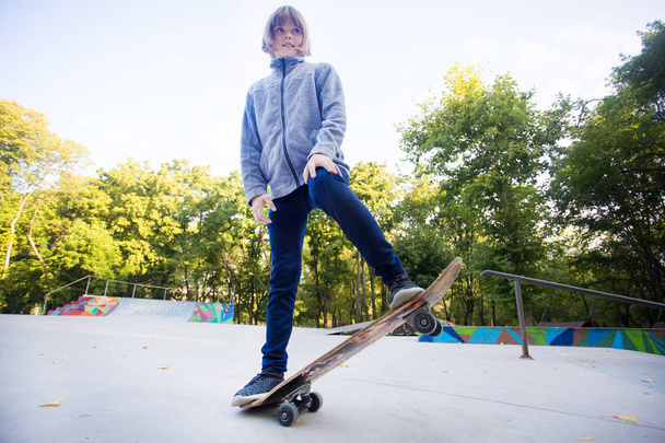 スケートパークでスケートボードの屋外に移動するスケーターの女の子。スペースのコピー - 写真・画像