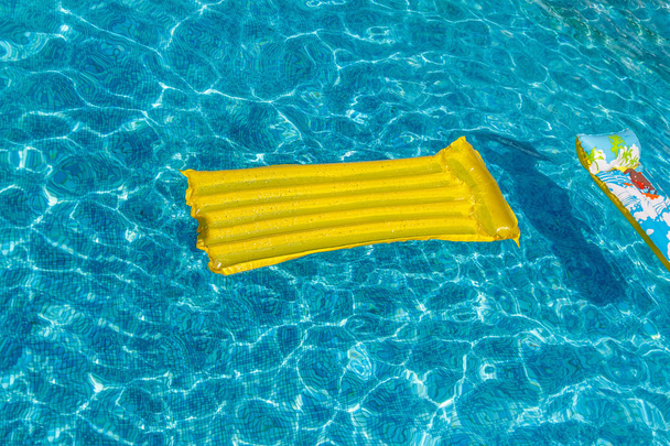 colchones inflables de las actividades del agua flotan en el agua en el
 - Foto, imagen