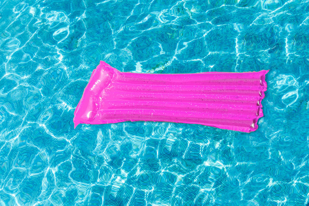 colchones inflables de las actividades del agua flotan en el agua en el
 - Foto, Imagen