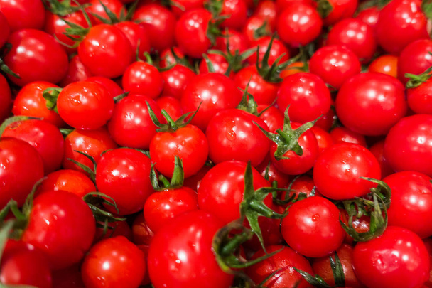 Muchos tomates cherry de cerca
 - Foto, imagen