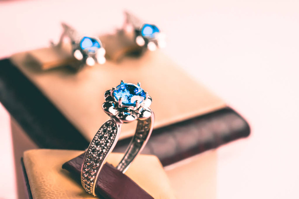 schöner Ring mit Steinen - Foto, Bild