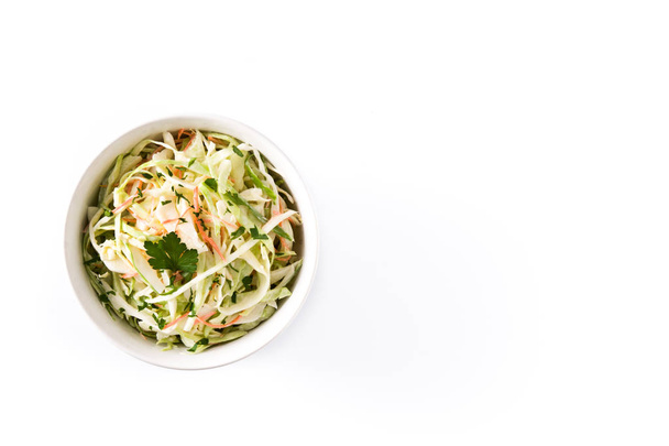 Coleslaw saláta fehér tálban elszigetelt fehér háttér. Felülnézet. Copyspace - Fotó, kép