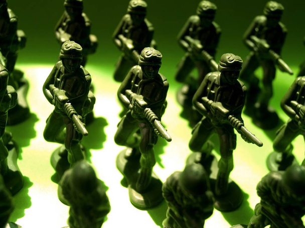 toy soldiers attack the enemy - Foto, Imagen