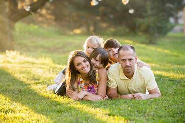 Όμορφη οικογένεια, μητέρα, πατέρας και τρία παιδιά, αγόρια, έχοντας φα - Φωτογραφία, εικόνα