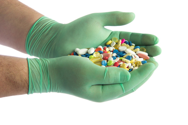 pílulas em mãos isoladas no fundo branco
 - Foto, Imagem