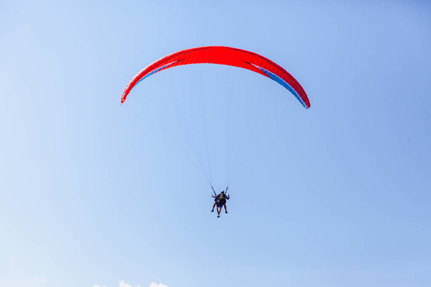19.08.2018Abkhazian  Blue sky. Summer holiday. Paragliding. - Foto, imagen