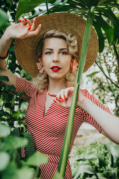 Tropik bahçede poz şapka şık kadın - Fotoğraf, Görsel