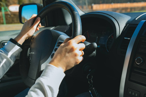 kobieta ręce na kierownicy. koncepcja podróży samochodem - Zdjęcie, obraz