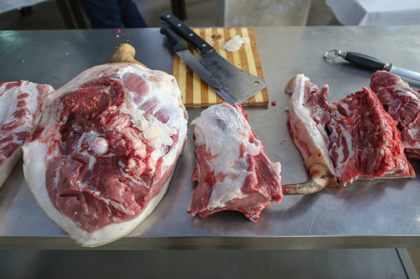 dettagli di carne di maiale cruda su un macellaio
  - Foto, immagini