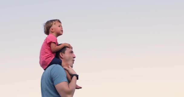 Lapsi isänsä kanssa näyttää taivaalta
 - Materiaali, video