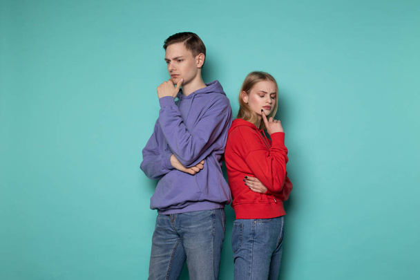 Kuva nuorista vakavasti ihmiset mies ja nainen rento vaatteet
 - Valokuva, kuva