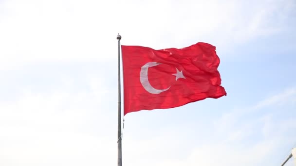 Turkse vlag zwaaien op de achtersteven van een schip van Istanbul is drijvende - Video