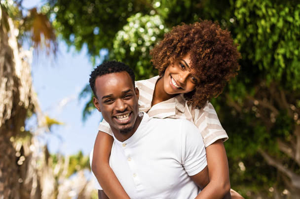 Venkovní proznak černého afroamerického páru-Guy nesoucí - Fotografie, Obrázek