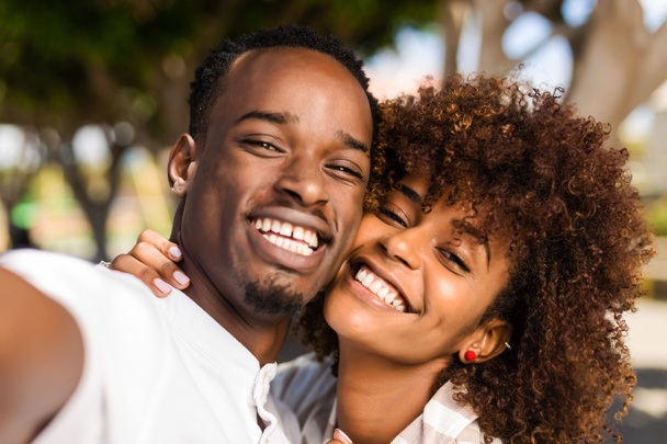 Retrato al aire libre de la pareja afroamericana negra tomando un auto
 - Foto, imagen