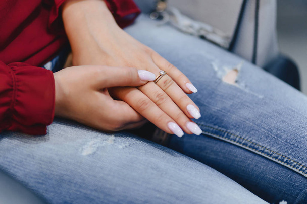δαχτυλίδι αρραβώνων με μια πέτρα στο χέρι της νύφης απαλά - Φωτογραφία, εικόνα