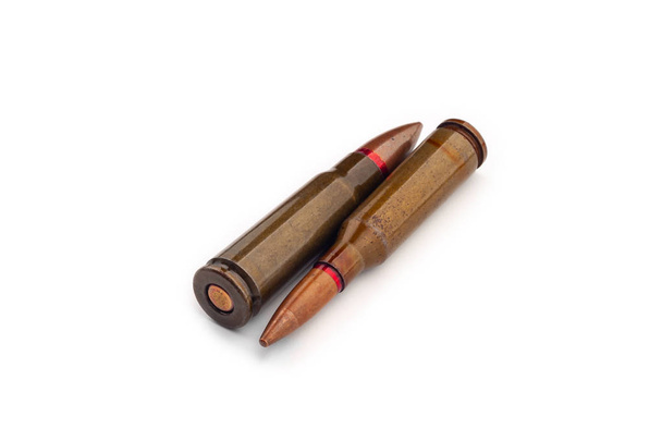 zwei alte Kugeln für automatische Gewehre der Kaliber 5,45 und 7,62. - Foto, Bild