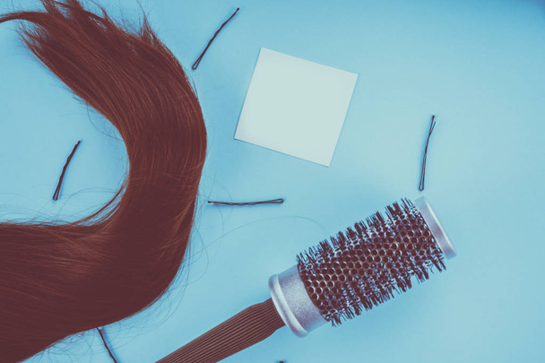 kampaaja käsite: väärä hiukset ja hiusneulat
 - Valokuva, kuva