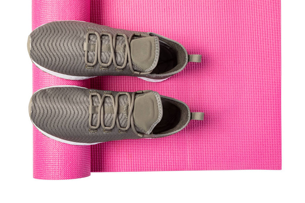 Chaussures de sport et tapis de yoga
 - Photo, image
