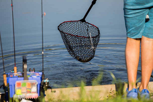 Рыбалка форели на реке
 - Фото, изображение